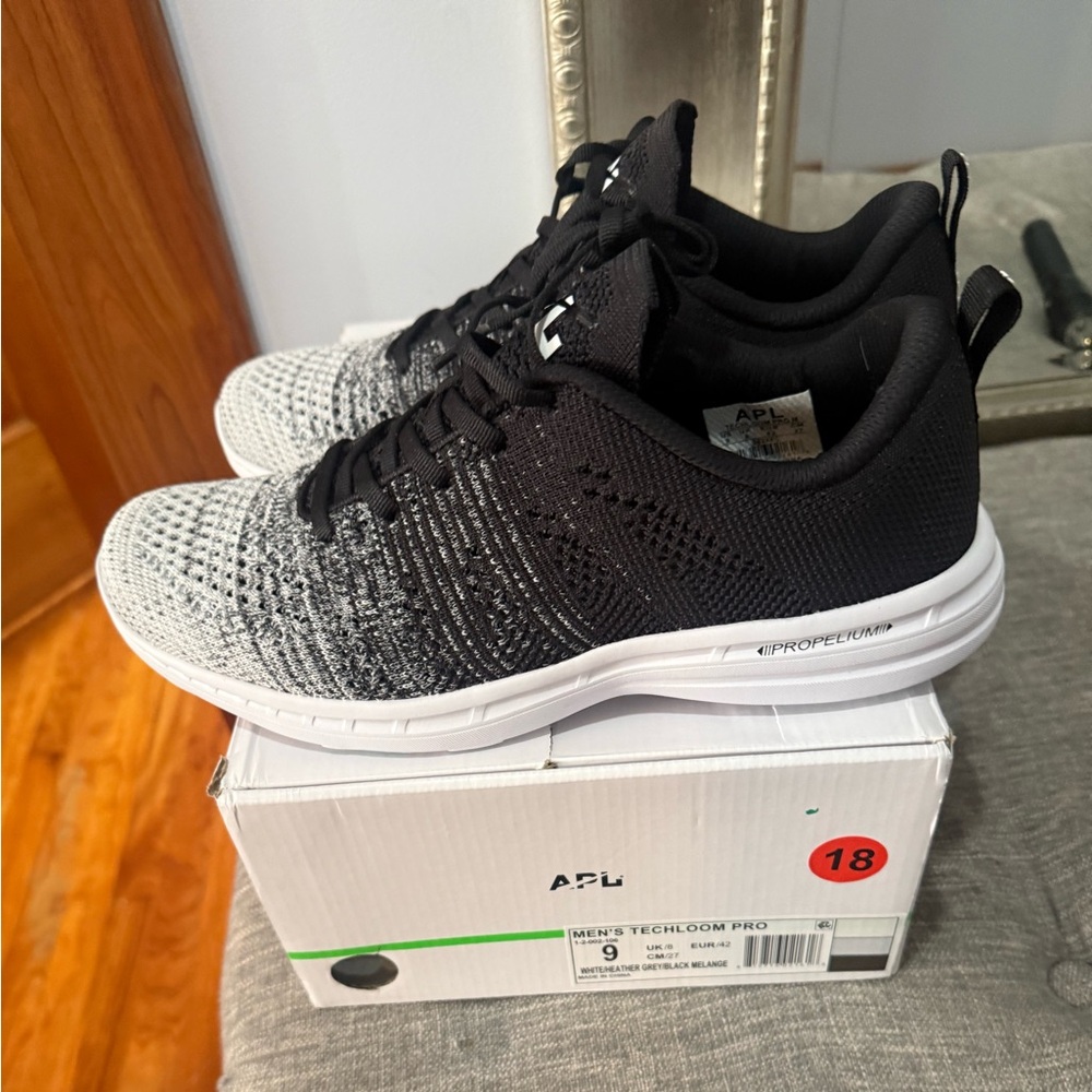 APL Tech loop Plus Men’s Sneaker Running Size 9 New Black White Grey
